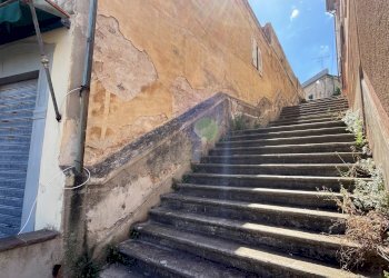 scale esterne sul retro - Commercial Premises Piazza di Montenero 15, Livorno - photo 18