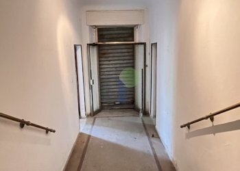 scale di accesso al magazzino ed ai servizi - Commercial Premises Piazza di Montenero 15, Livorno - photo 5