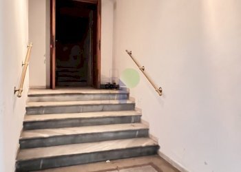 scale di accesso al magazzino - Commercial Premises Piazza di Montenero 15, Livorno - photo 9