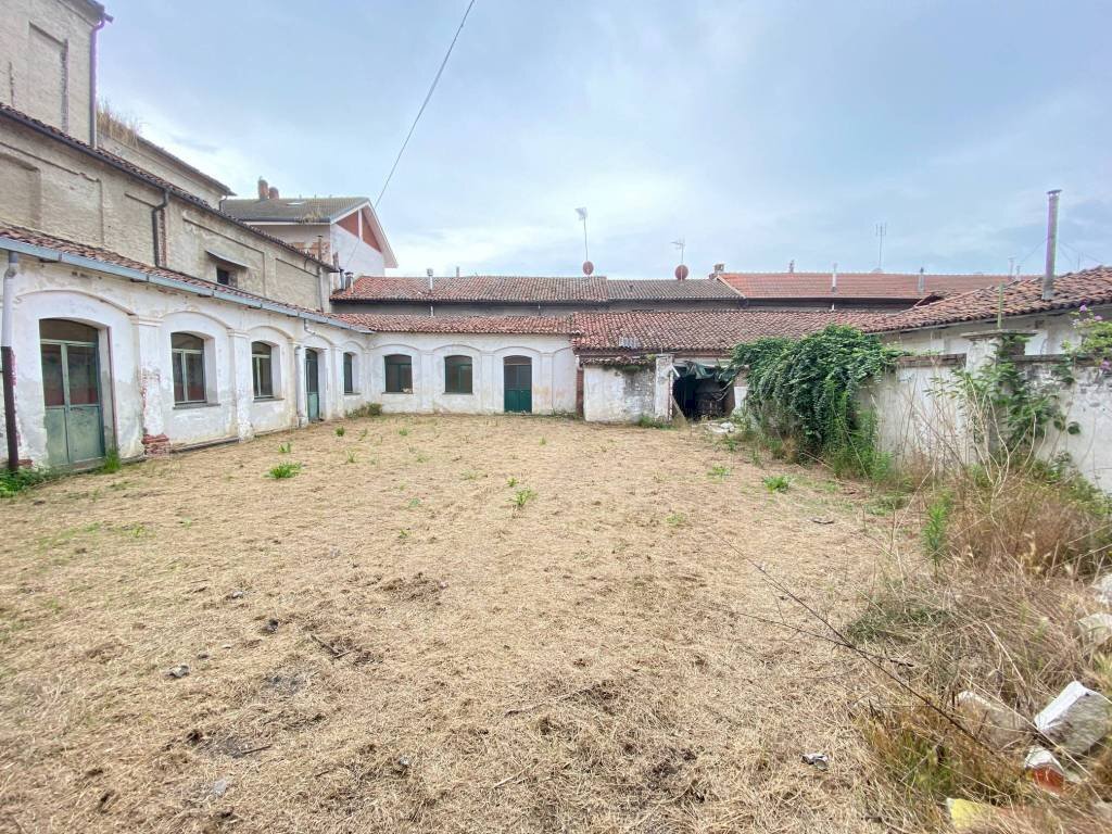 esterno - Villa piazza Santa Maria di Viurso, 1, Carmagnola - foto 3