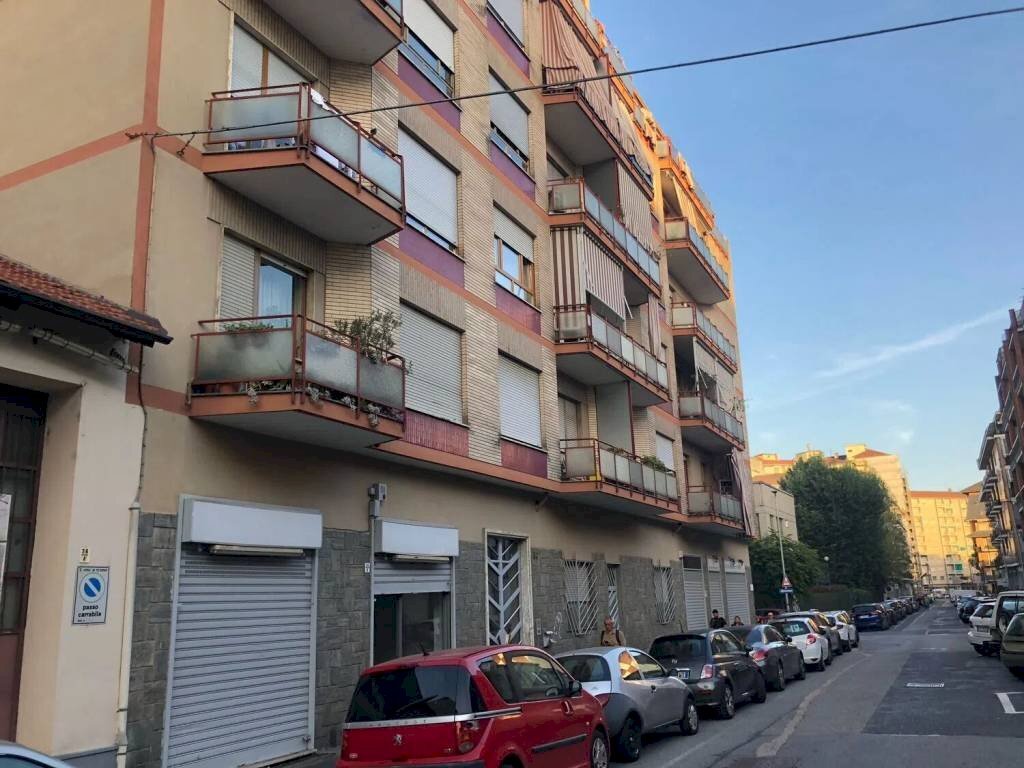 Facciata - Negozio Poggio, 34, Torino - foto 2