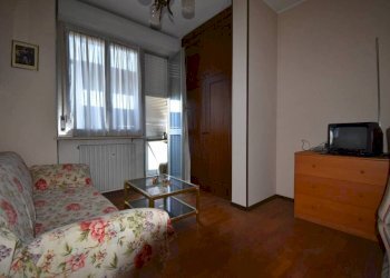 Stanza arredata - Quadrilocale piazza Roma, Agliano Terme - foto 4