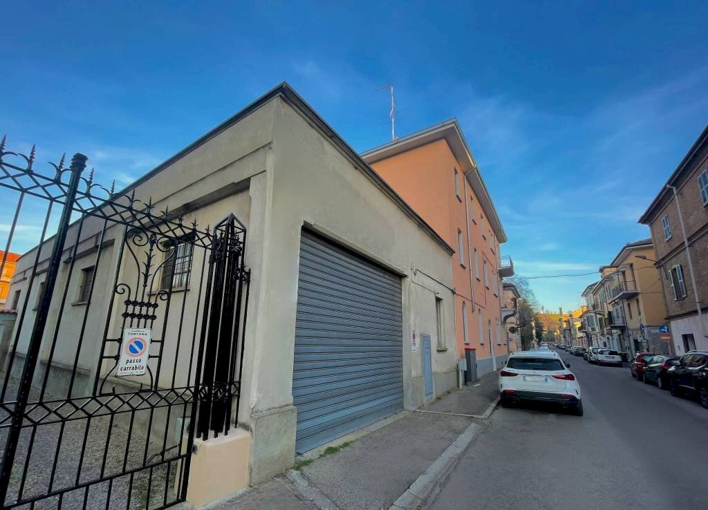 INGRESSO RETRO MAGAZZINO - Magazzino via Giuseppe Pellizza da Volpedo, Tortona - foto 2