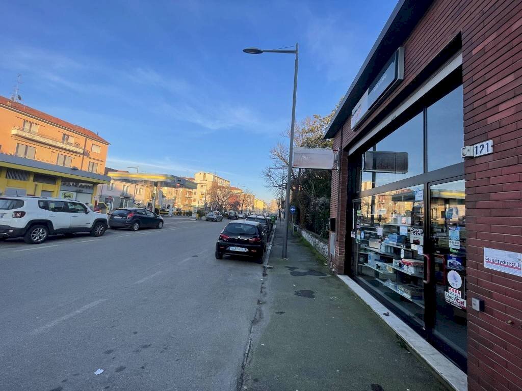 VETRINA FRONTE STRADA - Magazzino via Giuseppe Pellizza da Volpedo, Tortona - foto 3