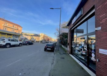 VETRINA FRONTE STRADA - Magazzino via Giuseppe Pellizza da Volpedo, Tortona - foto 3