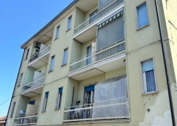 Facciata - Bilocale via Isolabella, Carmagnola - foto 1