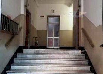 Atrio condominiale - Trilocale all'asta via Marassi, Genova (zona Marassi) - foto 4