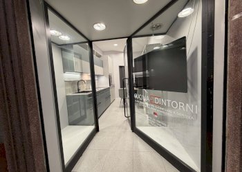 vetrina  negozio affitto piazza albertina sestri g - Locale Commerciale Piazza Albertina 19r, Genova - foto 4