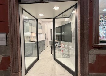 vetrina  negozio affitto piazza albertina sestri g - Locale Commerciale Piazza Albertina 19r, Genova - foto 13