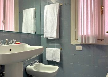 Bagno - Bilocale via Mario de' Fiori, 34, Roma (zona Centro Storico) - foto 15