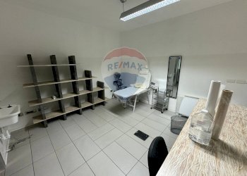 Negozio Via Lungolago di Calcinate, Varese (zona Calcinate del Pesce) - foto 16