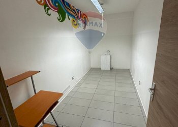 Negozio Via Lungolago di Calcinate, Varese (zona Calcinate del Pesce) - foto 19