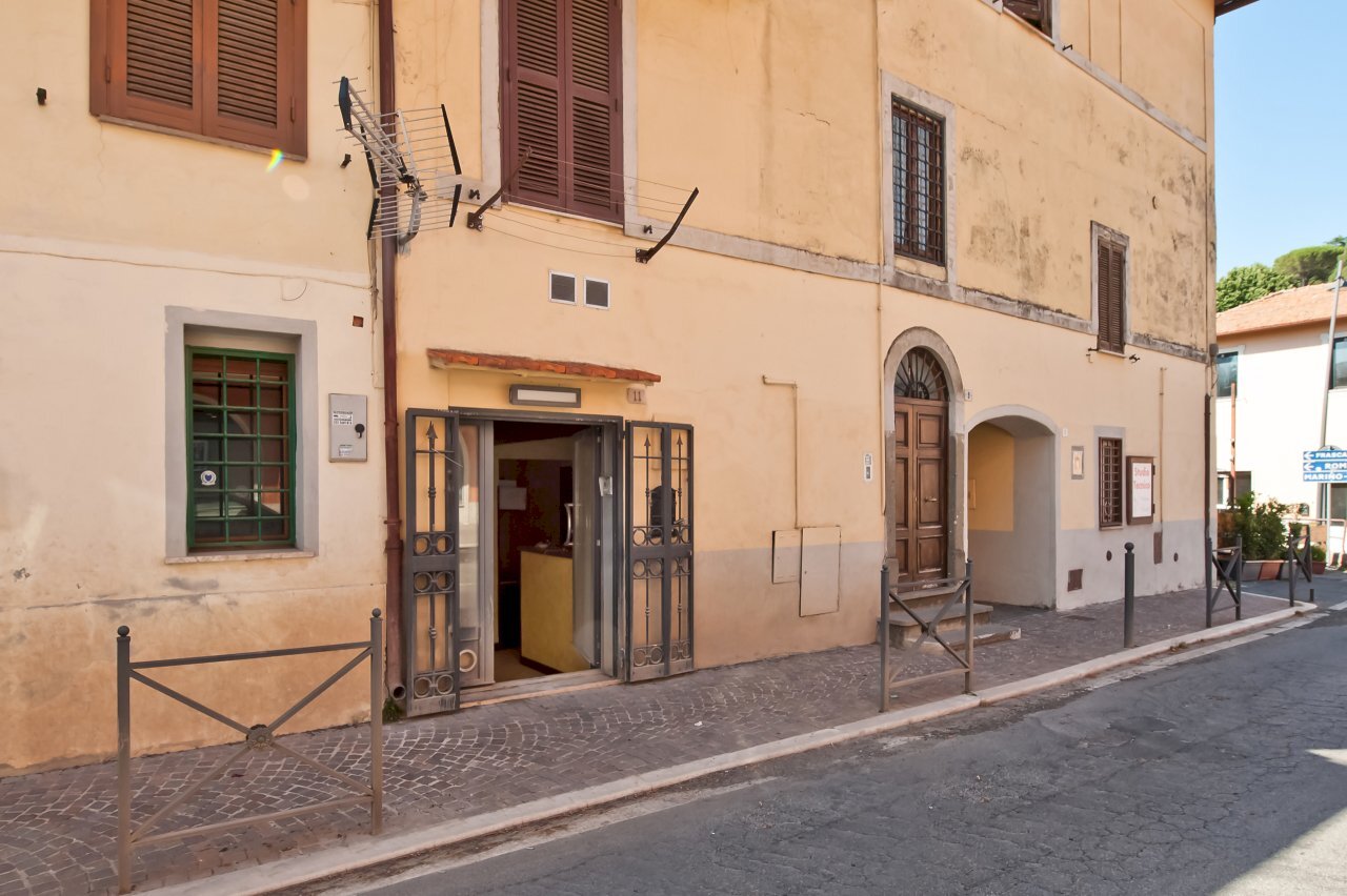 33850.jpg - Commercial Premises Via del Boschetto, Grottaferrata - photo 3