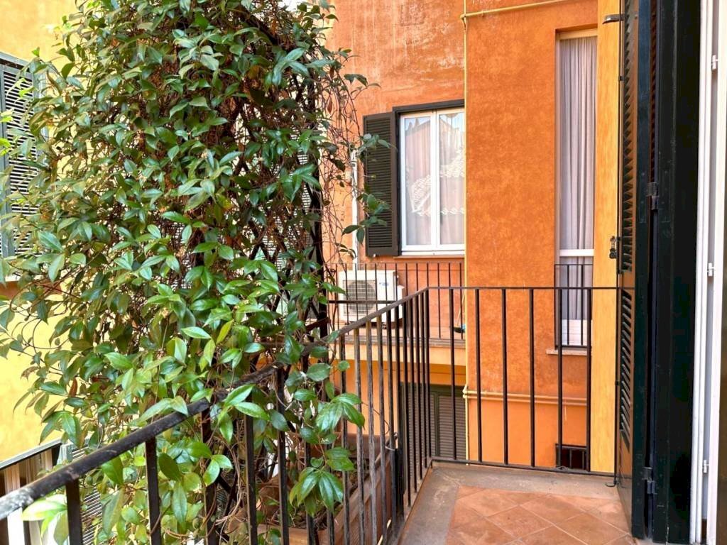 balcone - Monolocale via Mario de' Fiori, 34, Roma (zona Centro Storico) - foto 2