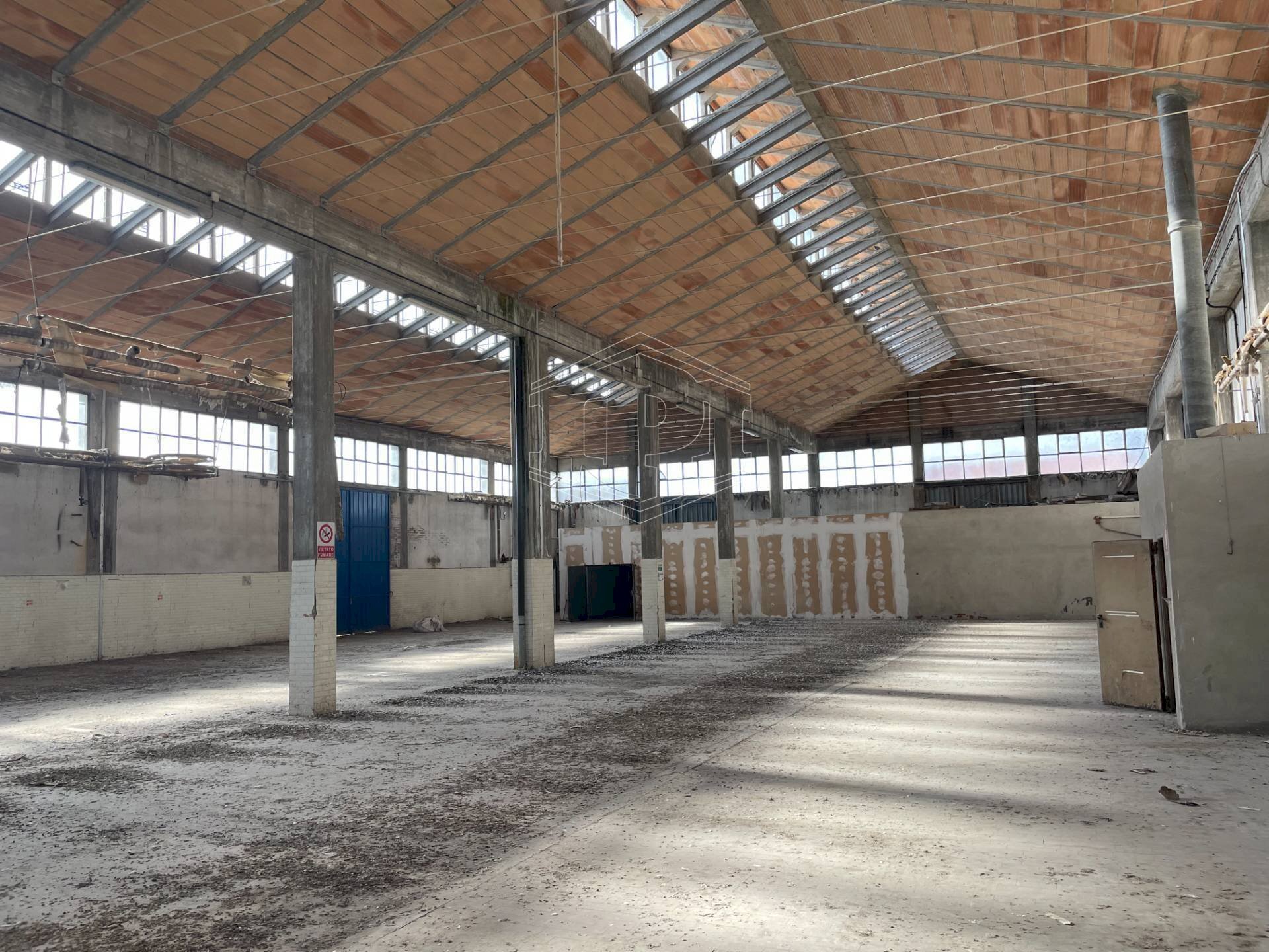 Locale Commerciale Via Trento 30, Fabbrico - foto 2