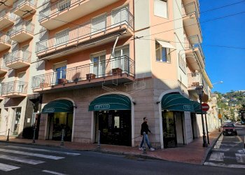 Locale Commerciale Via Vittorio Emanuele II, Bordighera - foto 1