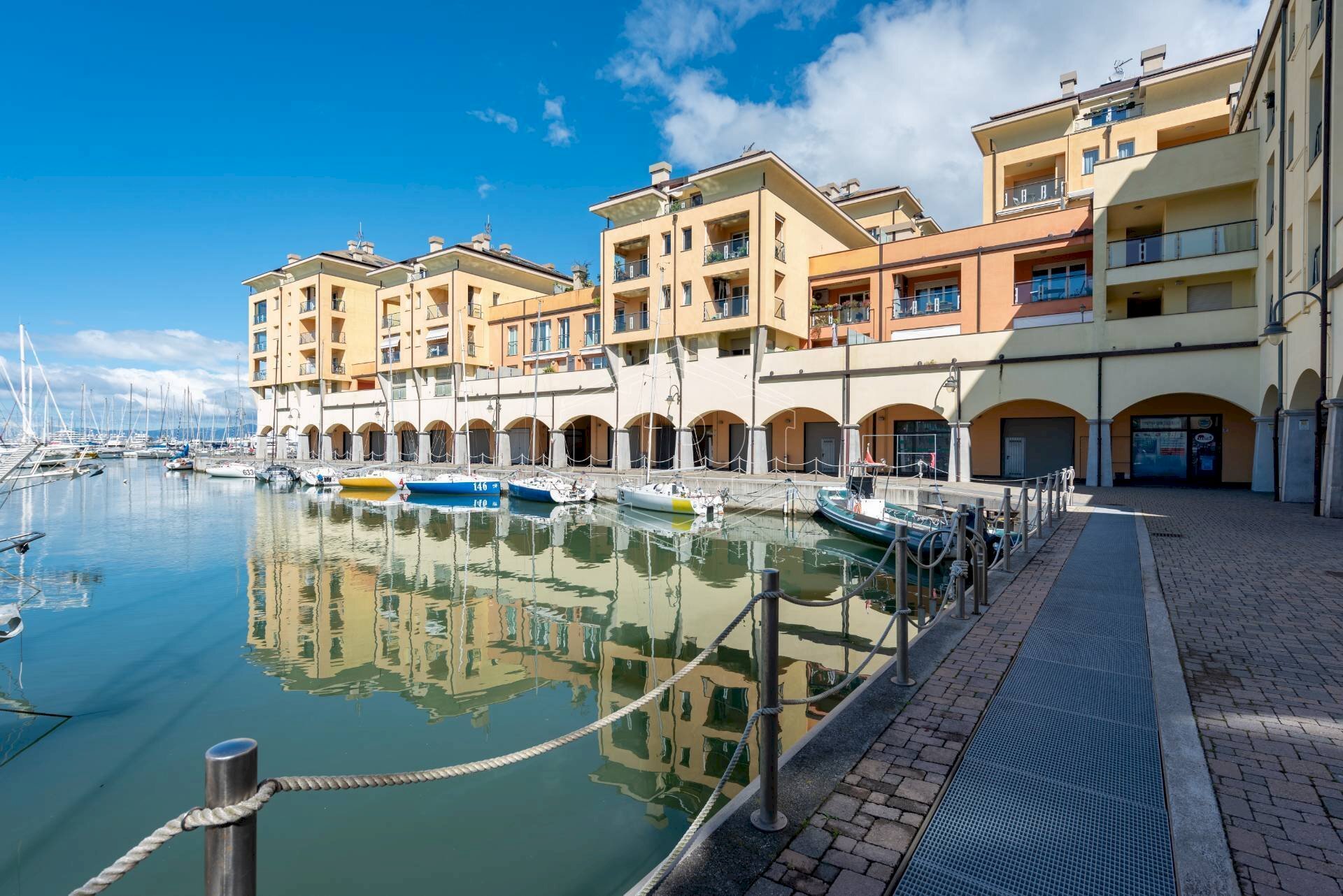 Negozio Via Luigi Cibrario, Genova (zona Sestri Ponente) - foto 3