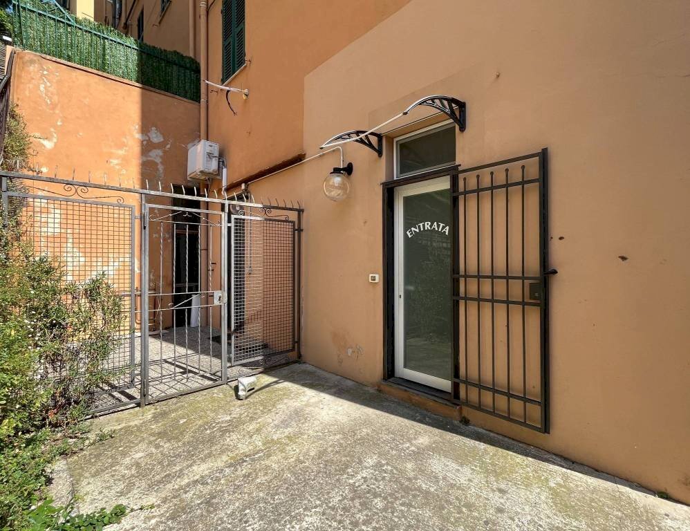 INGRESSO - Negozio via Antonio Burlando, 116r, Genova (zona Marassi) - foto 2