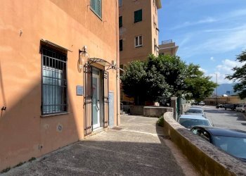 INGRESSO - Negozio via Antonio Burlando, 116r, Genova (zona Marassi) - foto 1