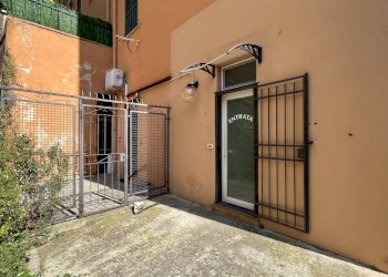 INGRESSO - Negozio via Antonio Burlando, 116r, Genova (zona Marassi) - foto 2