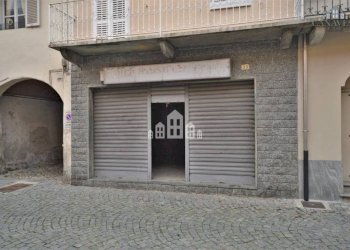 Facciata - Negozio via Mazzini, 33, Montalto Dora - foto 8