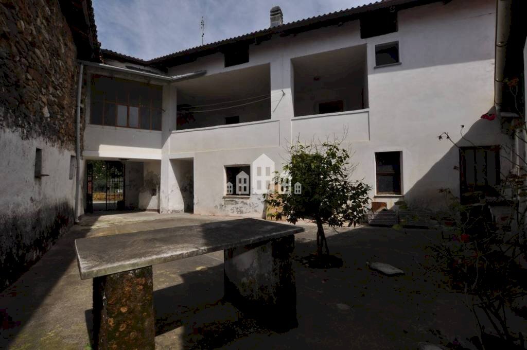 Facciata - Casa indipendente via Costantino Nigra, 5, Castelnuovo Nigra - foto 2