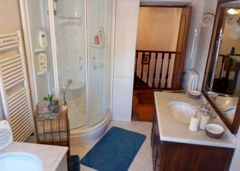 bagno con vasca e doccia.jpeg - Terratetto - Terracielo Via Borgo Rometta Soliera 57, Fivizzano - foto 29