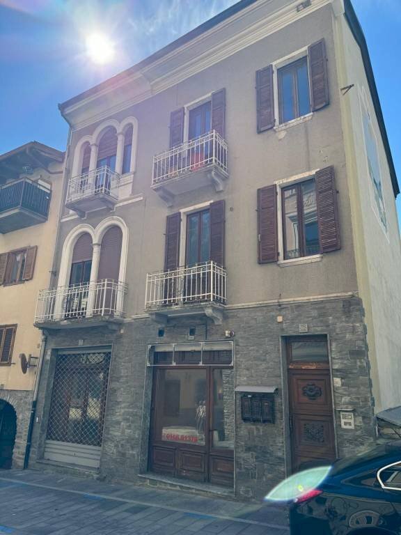 Facciata - Shop via Emile Chanoux, 136, Chatillon - photo 1