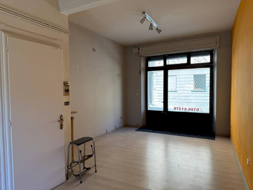 Stanza non arredata - Shop via Emile Chanoux, 136, Chatillon - photo 2