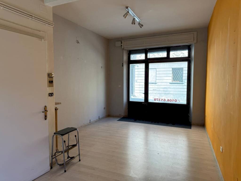 Stanza non arredata - Shop via Emile Chanoux, 136, Chatillon - photo 3