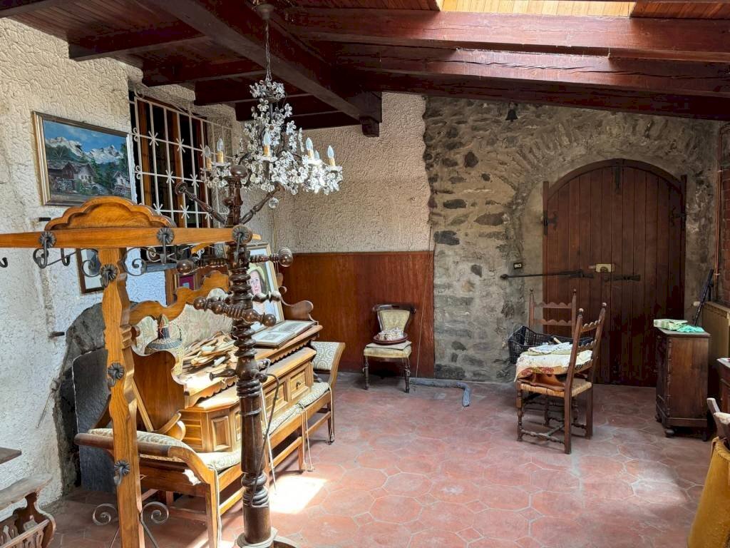 Salone - Four-room apartment via Emile Chanoux, 132, Chatillon - photo 2