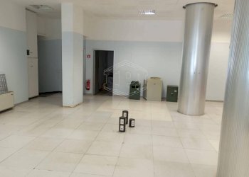 Locale Commerciale Via Scarpa, Savona (zona Centro) - foto 8