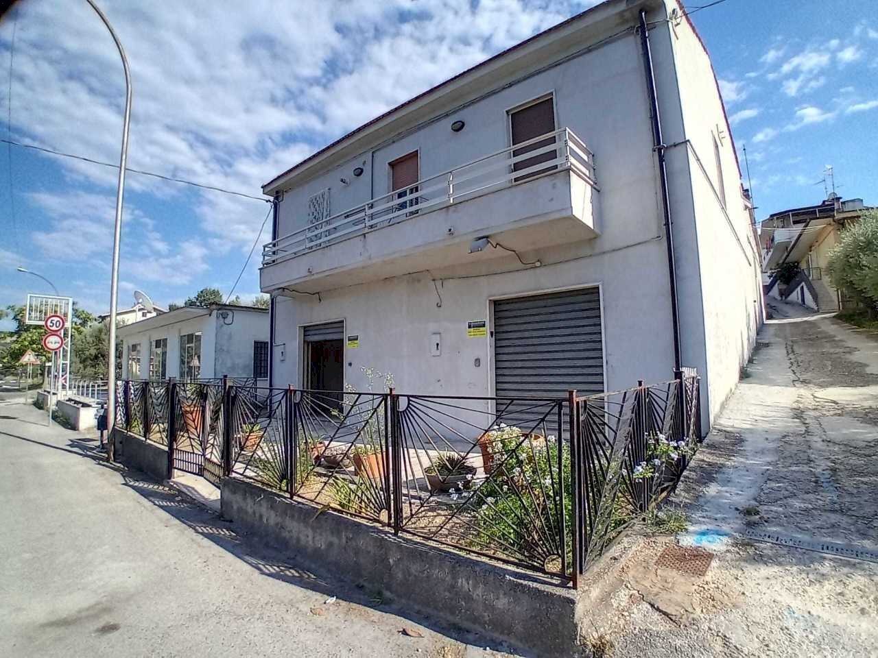 facciata - Locale Commerciale Strada Statale 5 61, Scafa - foto 1