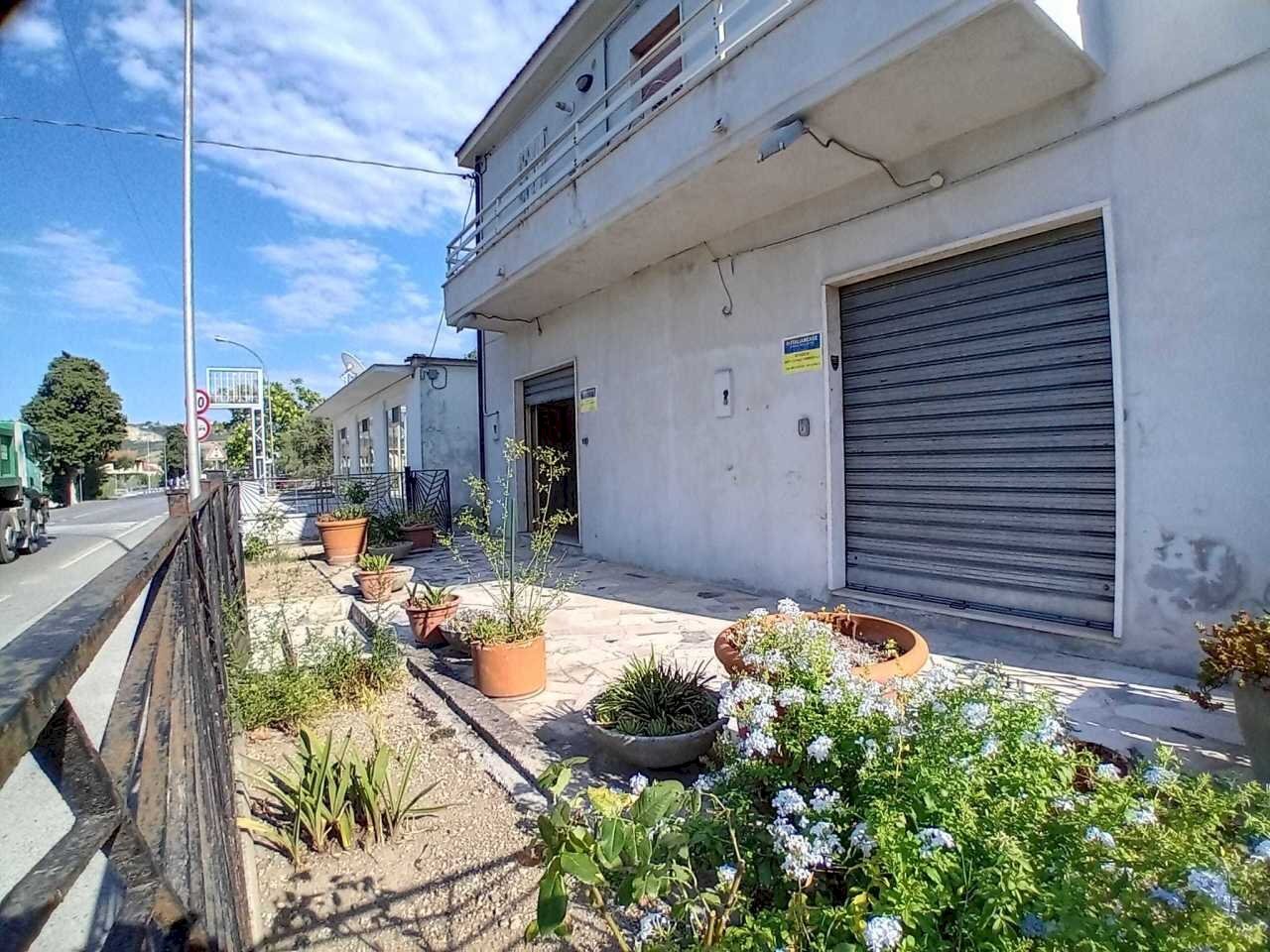 facciata - Locale Commerciale Strada Statale 5 61, Scafa - foto 2