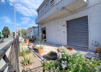 facciata - Locale Commerciale Strada Statale 5 61, Scafa - foto 2