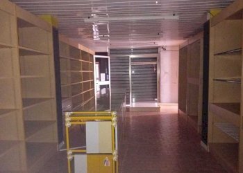 vetrina - Locale Commerciale Strada Statale 5 61, Scafa - foto 5