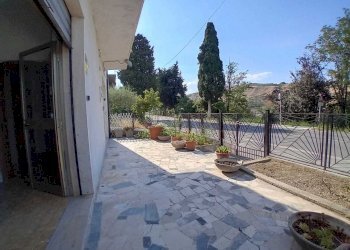 giardino - Locale Commerciale Strada Statale 5 61, Scafa - foto 7