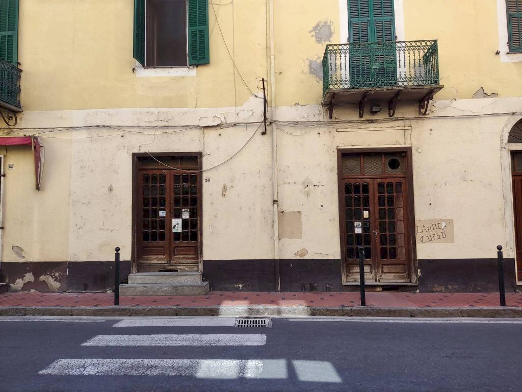 Facciata - Negozio via Patrioti Martiri, Dolceacqua - foto 2