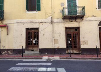 Facciata - Negozio via Patrioti Martiri, Dolceacqua - foto 2