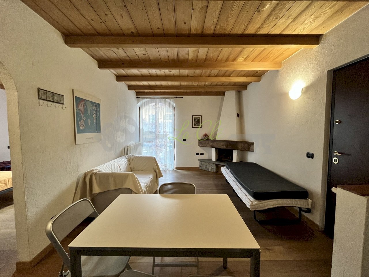 VENDITA COURMAYEUR: salotto con camino e sala da p - Three-room apartment Strada Larzey - Entrèves 28, Courmayeur - photo 3