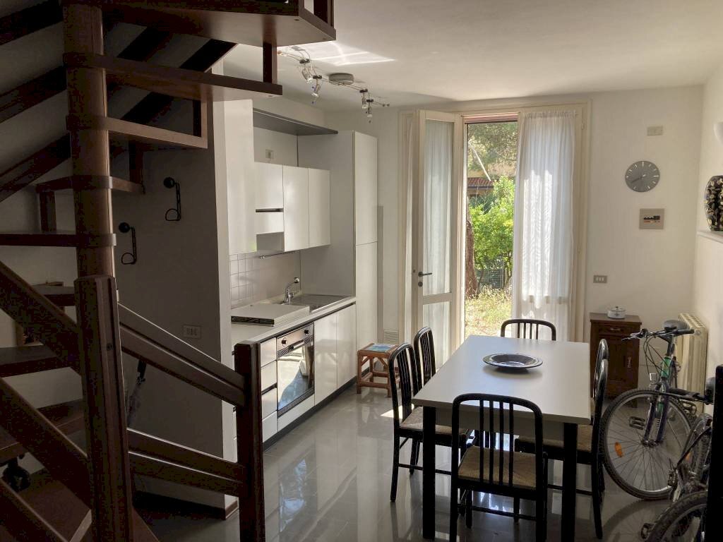 Sala da pranzo - Villa a Schiera viale degli Oleandri, Ravenna (zona Porto Corsini) - foto 3
