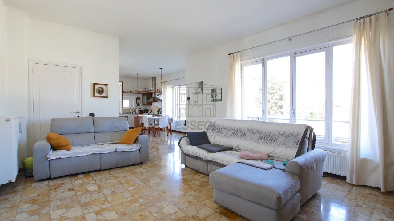 vendesi villa indipendente con giardino lucca IMG_ - Villa Via Sarzanese 4289, Lucca - photo 1