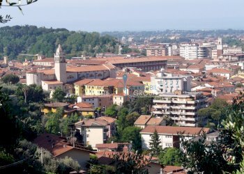 Massa-panorama_dalle_alture1.jpg - Locale Commerciale Via Benedetto Croce 18, Massa - foto 4