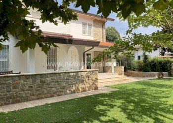 Facciata - Giardino - Villa via Lorenzo Viani, Forte dei Marmi - foto 1