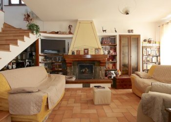 vendesi villetta indipendente con giardino capanno - Casale Via di Tiglio, Capannori - photo 9