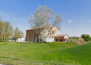 Independent house Via per Concordia, Mirandola - photo 2