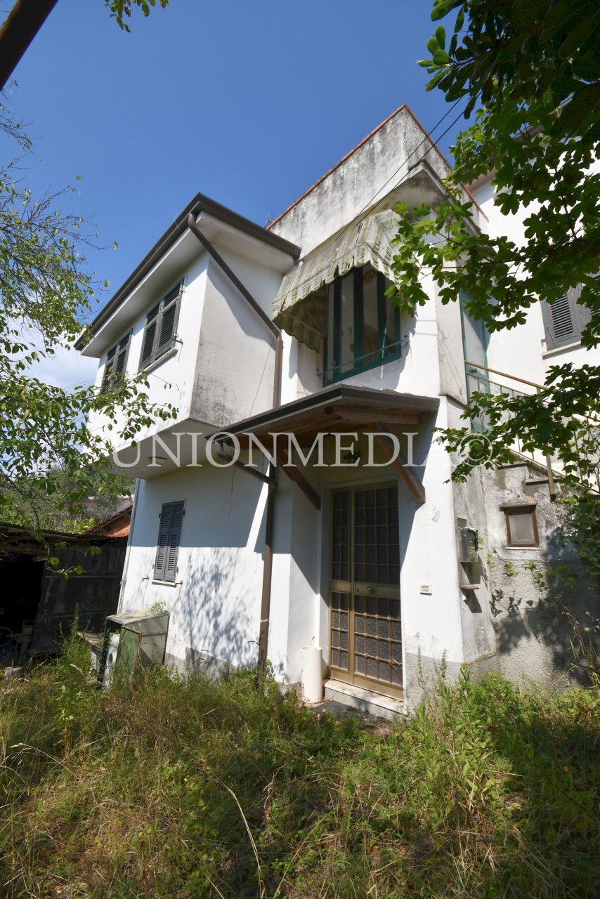 2 SARZANA CASA BIFAMILIARE DA RISTRUTTURARE GIARDI - Independent house via dei molini, Sarzana - photo 2