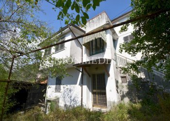 1 SARZANA CASA BIFAMILIARE DA RISTRUTTURARE GIARDI - Independent house via dei molini, Sarzana - photo 23