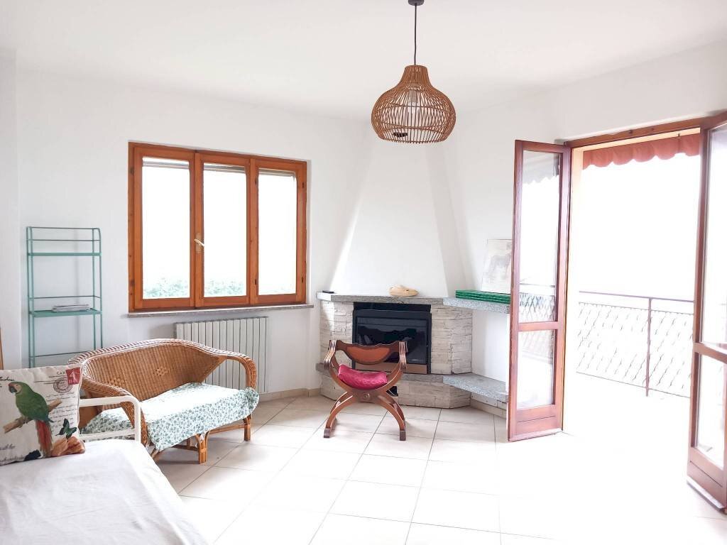Salone - Quadrilocale via per Muceno, 47, Porto Valtravaglia - foto 2