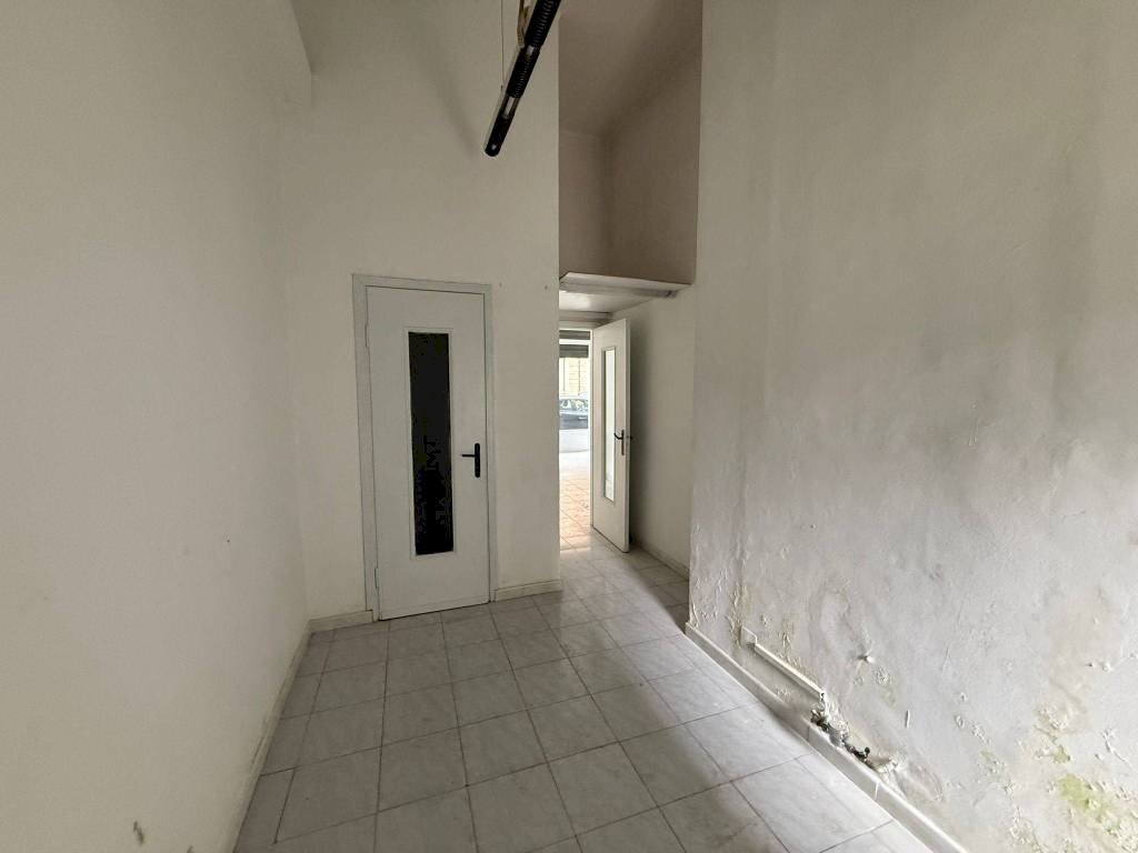 Interno non residenziale - Negozio via Rondissone, 1, Torino - foto 2